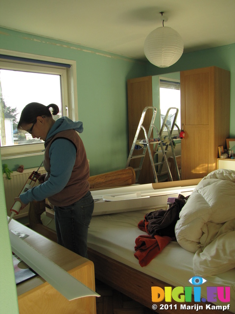 SX17192 Jenni DIYing putting up coving in bedroom